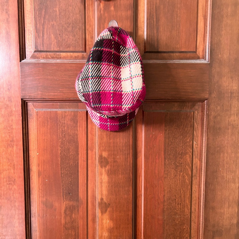 SONOMA Cute plaid Newsboy cap with bow. Elastic stretch on back. - Picture 2 of 6